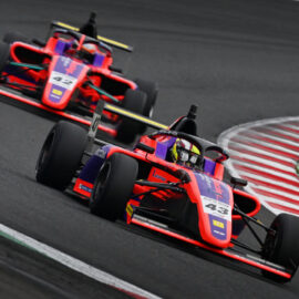 サーキットを走行するJMS Racing with B-MaxのFIA-F4車両