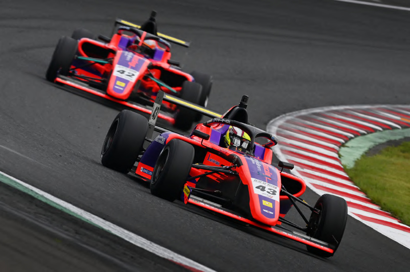 サーキットを走行するJMS Racing with B-MaxのFIA-F4車両