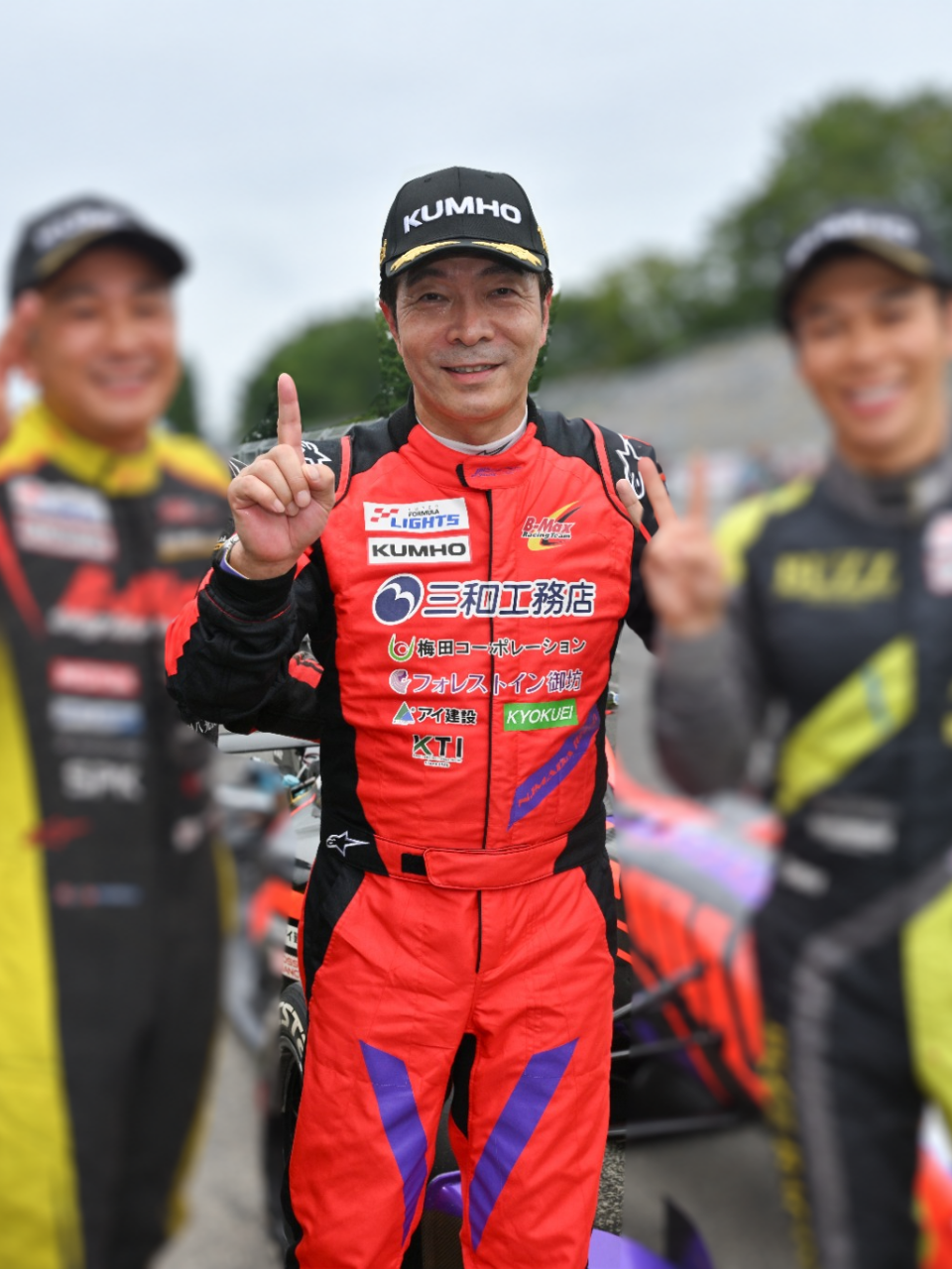 レーシングスーツ姿の今田信宏選手