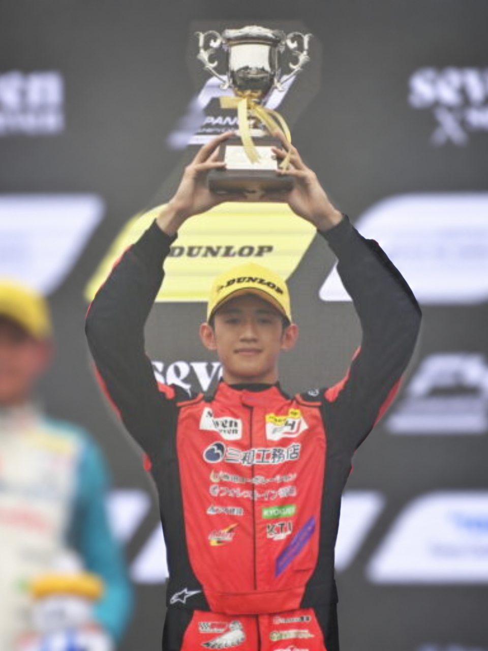 トロフィーを掲げる中井陽斗選手