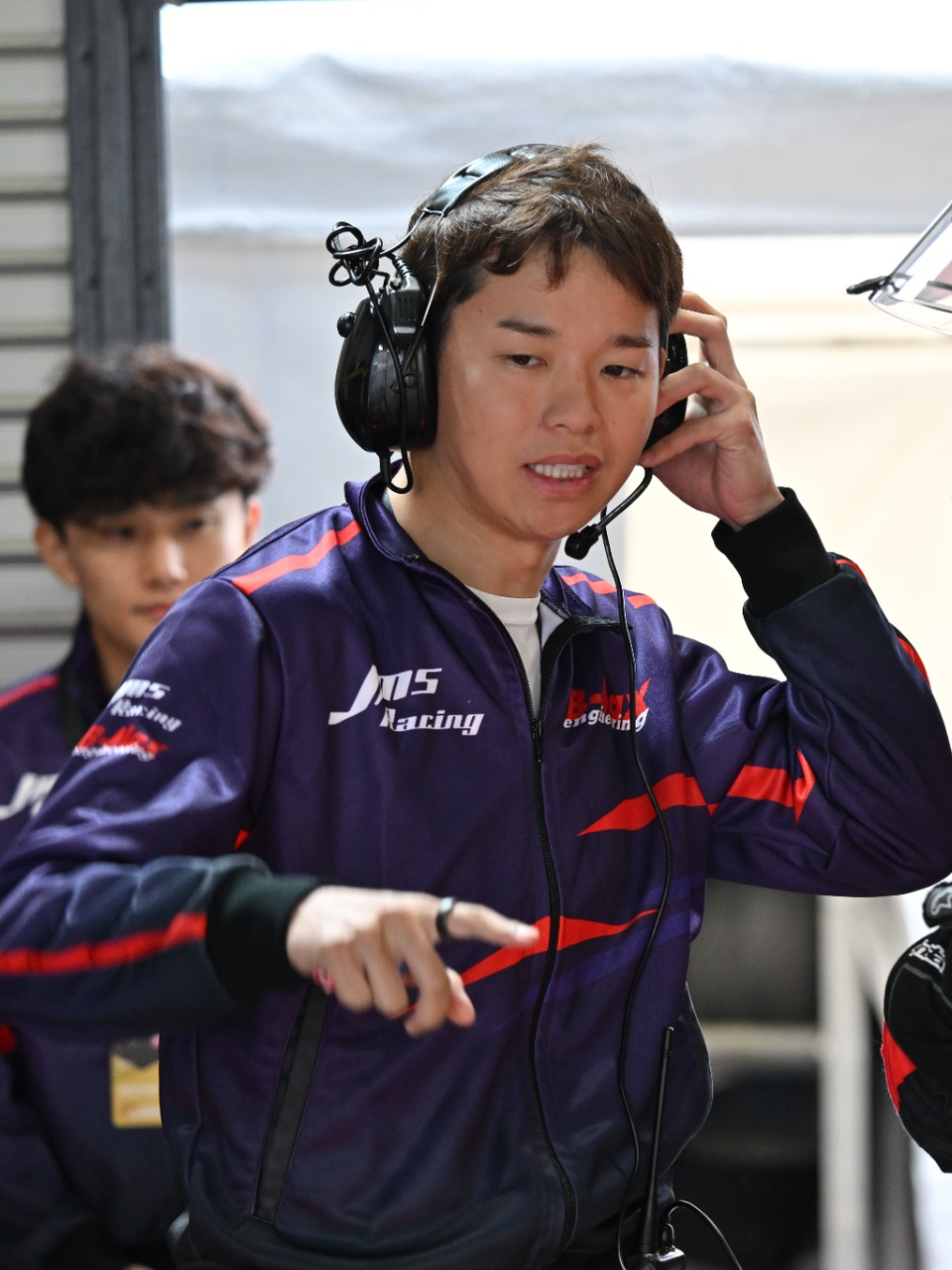 ヘッドセットを着けて指導する佐々木大樹監督